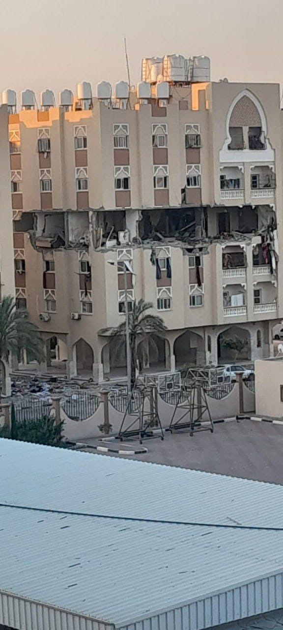 طيران الإحتلال يدمّر شقة سكنية بمدينة حمد في خانيونس 